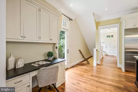 Entry Way - 2139 N Rolfe St N, Arlington, VA 22209 photo 3 of 10