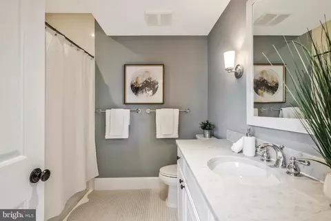 Bath - 2139 N Rolfe St N, Arlington, VA 22209 photo 4 of 7
