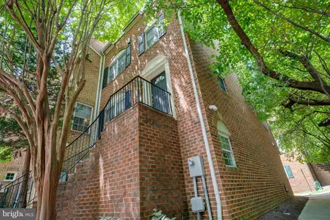 2315 N Greenbrier Ct, Arlington, VA 22207