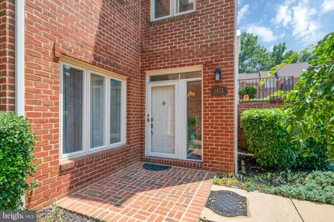 1833 N Uhle St #1, Arlington, VA 22201