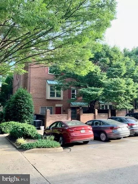 1122 N Taylor St #1, Arlington, VA 22201