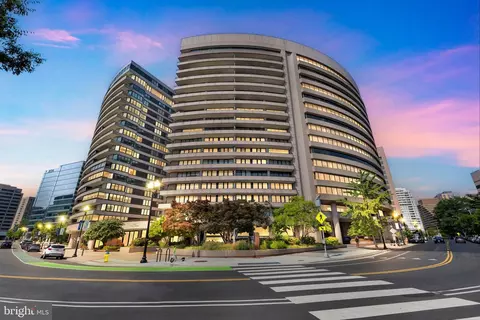 1200 Crystal Dr #1113, Arlington, VA 22202