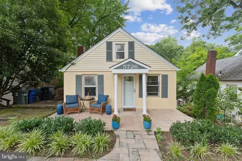 5726 8th St N, Arlington, VA 22205