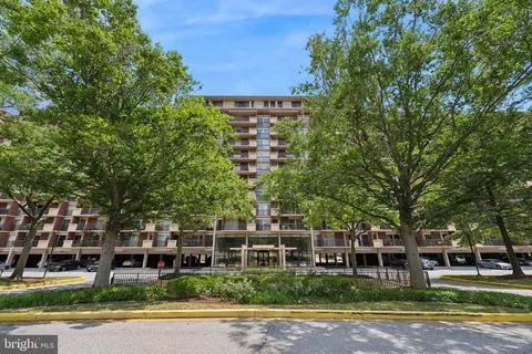 1300 Army Navy Dr #105, Arlington, VA 22202