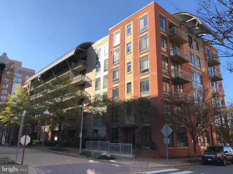 1200 N Hartford St #305, Arlington, VA 22201