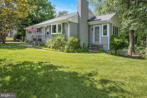 5323 Little Falls Rd, Arlington, VA 22207