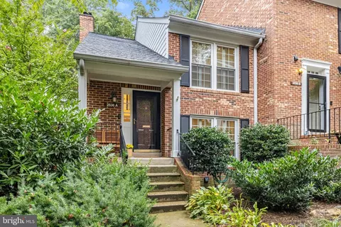 2536 S Walter Reed Dr #1, Arlington, VA 22206