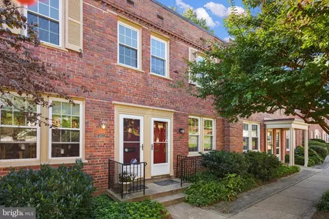2700 13th Rd S #384, Arlington, VA 22204