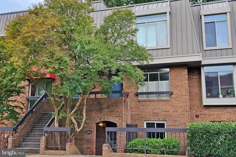640 15th St S #A, Arlington, VA 22202