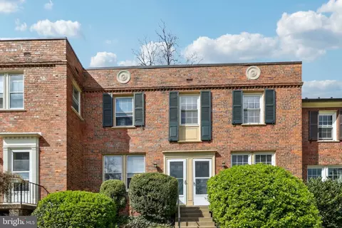 1401 S Barton St #218, Arlington, VA 22204