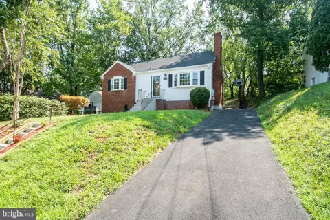 909 N Mckinley Rd, Arlington, VA 22205