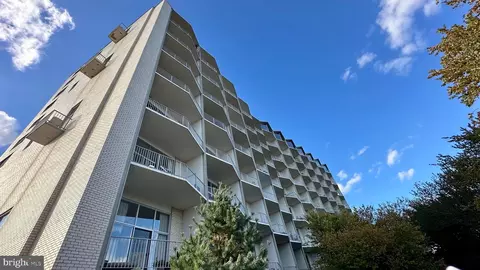 1200 N Nash St #106, Arlington, VA 22209