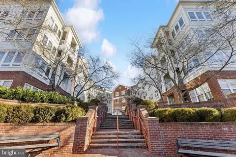 801 S Greenbrier St #402, Arlington, VA 22204