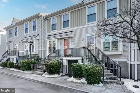 3908 9th Rd S #3908, Arlington, VA 22204