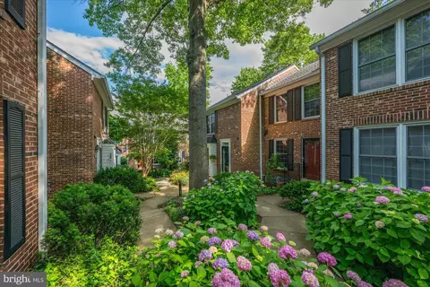 2518 S Walter Reed Dr #B, Arlington, VA 22206