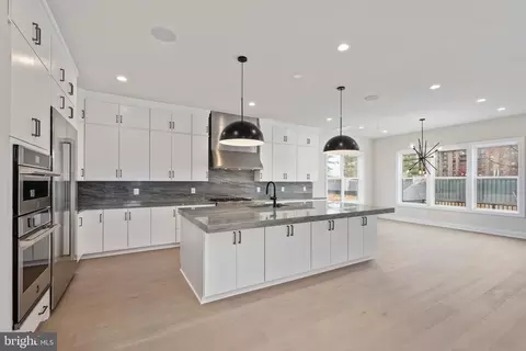 884 N Manchester St, Arlington, VA 22205