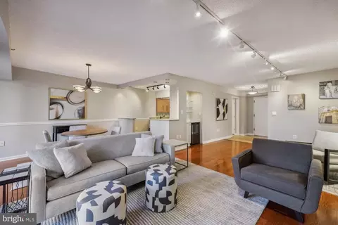 1300 Crystal Dr #701S, Arlington, VA 22202