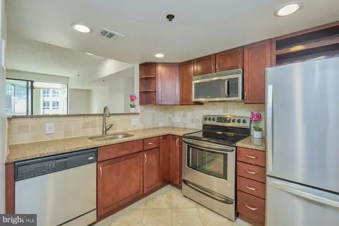 1001 N Vermont St #904, Arlington, VA 22201