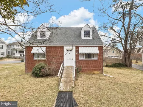 1933 N Van Buren St, Arlington, VA 22205