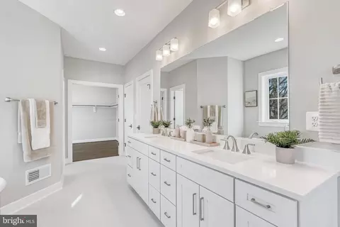 Bath - 6607 29th St N, Arlington, VA 22213 photo 5 of 7