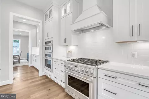 Entry Way - 6607 29th St N, Arlington, VA 22213 photo 5 of 14