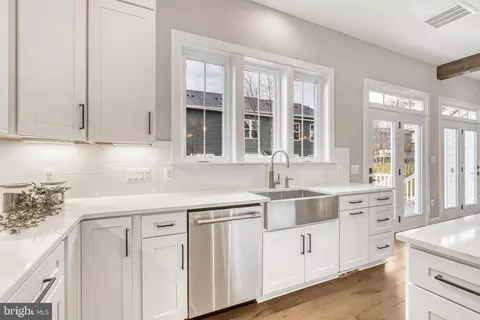 Kitchen - 6607 29th St N, Arlington, VA 22213 photo 4 of 5