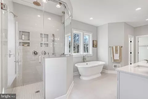 Bath - 6607 29th St N, Arlington, VA 22213 photo 4 of 7