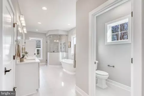 Bath - 6607 29th St N, Arlington, VA 22213 photo 7 of 7