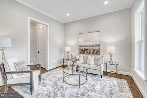 Living - 6607 29th St N, Arlington, VA 22213 photo 1 of 2