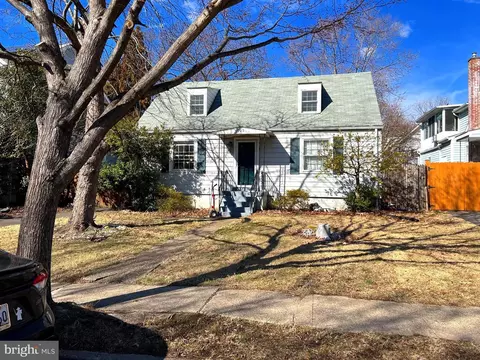 923 17th St S, Arlington, VA 22202