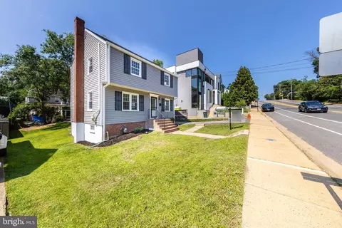 2822 Lorcom Ln, Arlington, VA 22207