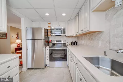 4869 28th St S #B2, Arlington, VA 22206
