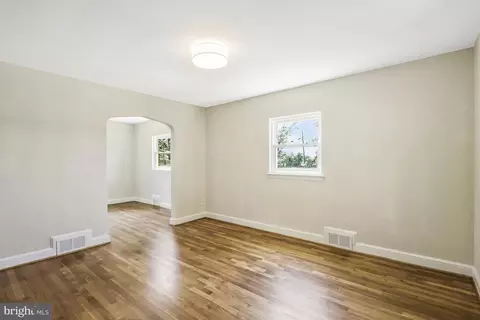 Living - 925 S Orme St, Arlington, VA 22204 photo 5 of 7