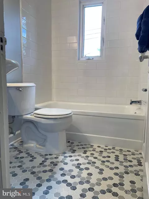 Bath - 925 S Orme St, Arlington, VA 22204 photo 1 of 2