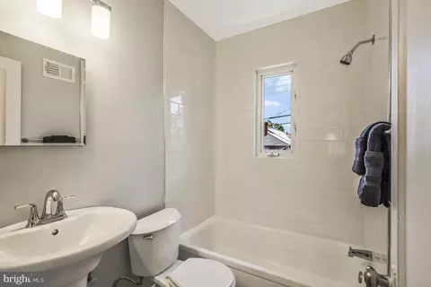 Bath - 925 S Orme St, Arlington, VA 22204 photo 2 of 2