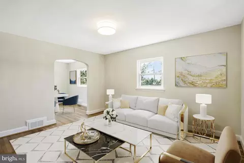 Living - 925 S Orme St, Arlington, VA 22204 photo 4 of 7