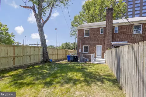 Exterior - 925 S Orme St, Arlington, VA 22204 photo 2 of 3