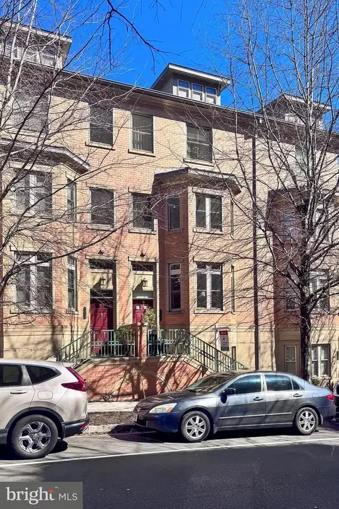 2241 Fairfax Dr, Arlington, VA 22201