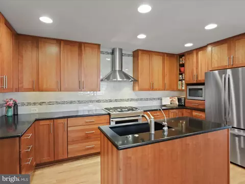 4416 16th St N, Arlington, VA 22207