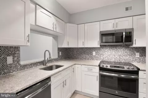 1805 Crystal Dr #215S, Arlington, VA 22202
