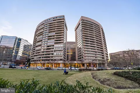 1300 Crystal Dr #1005S, Arlington, VA 22202