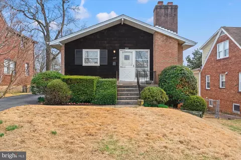 3712 9th St S, Arlington, VA 22204