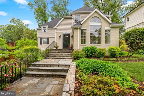 4608 37th St N, Arlington, VA 22207