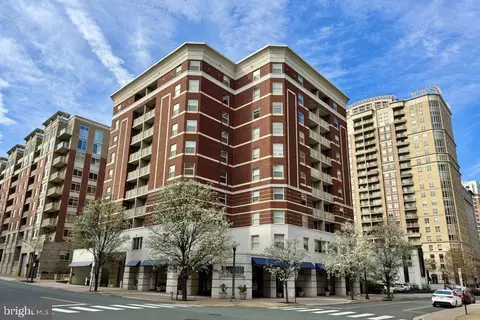 880 N Pollard St #405, Arlington, VA 22203