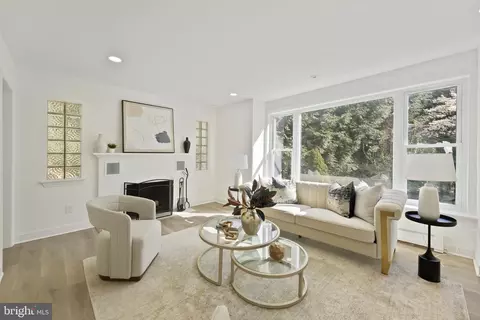 3700 Lorcom Ln, Arlington, VA 22207 photo 2
