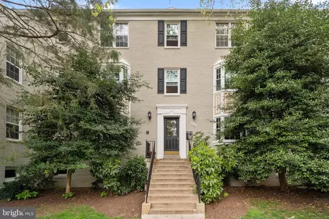 820 S Arlington Mill Dr S #3-201, Arlington, VA 22204