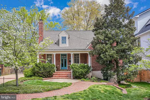 5921 16th St N, Arlington, VA 22205