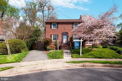 2431 N Roosevelt St, Arlington, VA 22207