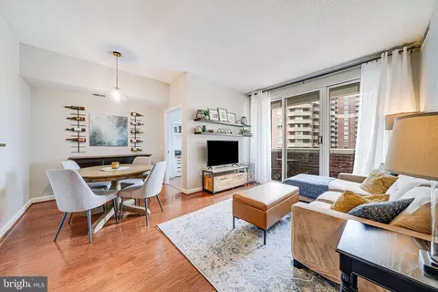 880 N Pollard St #1021, Arlington, VA 22203