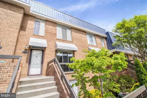1705 S Hayes St #B, Arlington, VA 22202